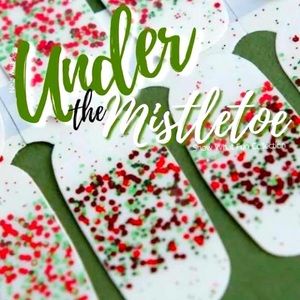 RETIRED Under the Mistletoe Color Street Nail Set